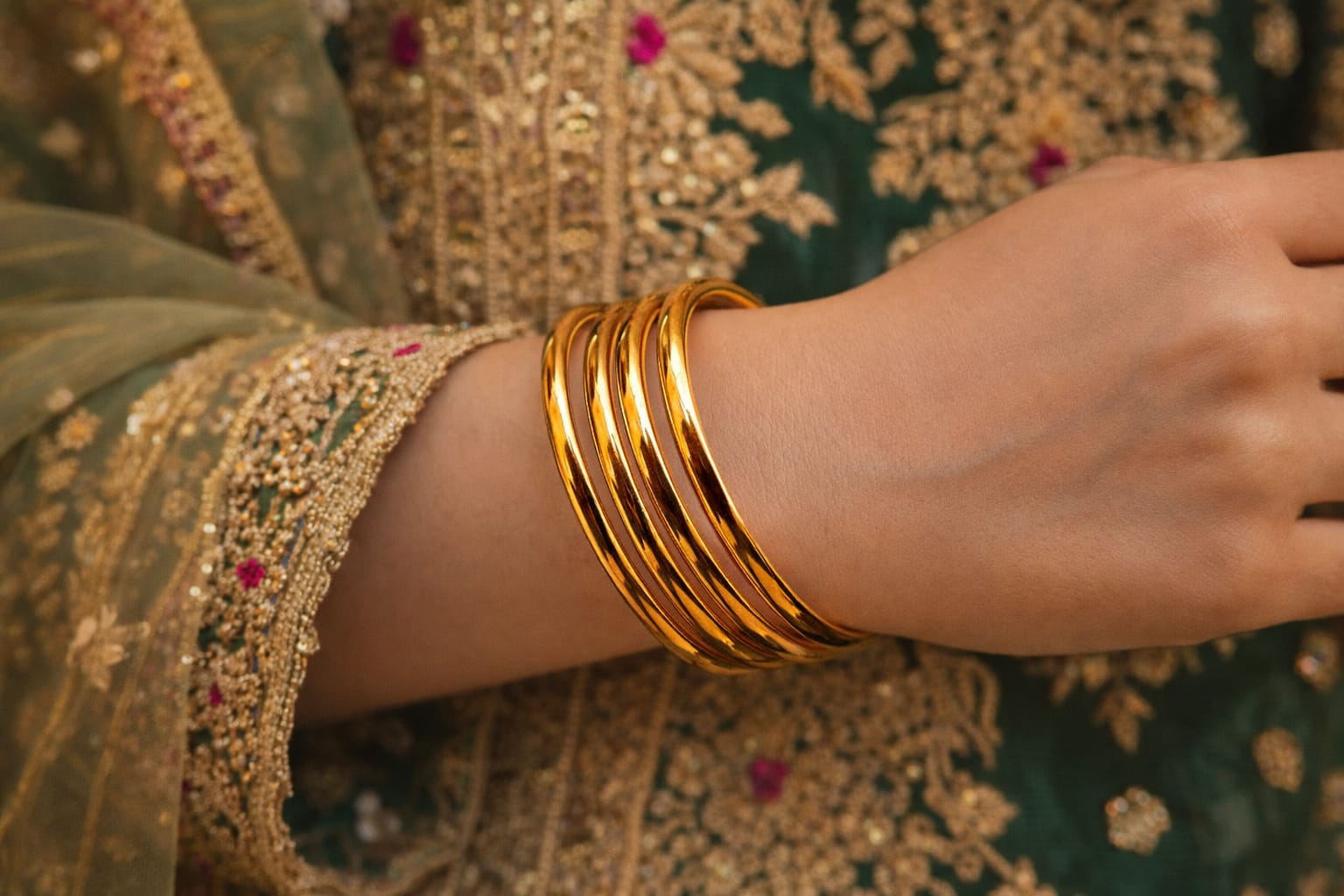 Fancy 24K Gold Plated 4pc Bangles Set Size (2.375 inches = 6.5 cm )